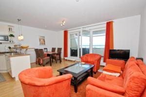 Posezení v ubytování hafennahe Ferienwohnung mit Balkon und Meerblick - Hafenhäuser Wiek Wohnung 14