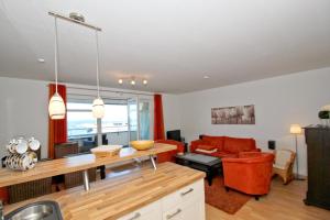 Posezení v ubytování hafennahe Ferienwohnung mit Balkon und Meerblick - Hafenhäuser Wiek Wohnung 14