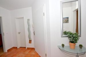 Fotografie z fotogalerie ubytování hafennahe Ferienwohnung mit Balkon und Meerblick - Hafenhäuser Wiek Wohnung 14 v destinaci Wiek auf Rügen 