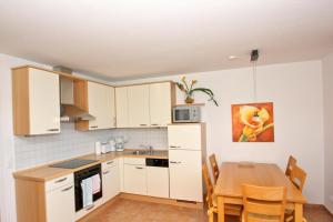 Kuchyň nebo kuchyňský kout v ubytování hafennahe Ferienwohnung mit Balkon und Meerblick - Hafenhäuser Wiek FeWo Wohnung 03 + 12 fotografií