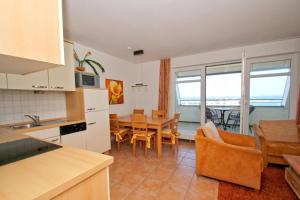 Kuchyň nebo kuchyňský kout v ubytování hafennahe Ferienwohnung mit Balkon und Meerblick - Hafenhäuser Wiek FeWo Wohnung 03