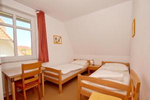 Postel nebo postele na pokoji v ubytování hafennahe Ferienwohnung mit Balkon und Meerblick - Hafenhäuser Wiek FeWo Wohnung 03