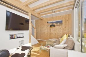 TV a/nebo společenská místnost v ubytování strandnah,modernes Haus mit eigener Sauna, Garten, Terrasse - Ferienhaus SagaSol