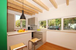 Kuchyň nebo kuchyňský kout v ubytování strandnah,modernes Haus mit eigener Sauna, Garten, Terrasse - Ferienhaus SagaSol
