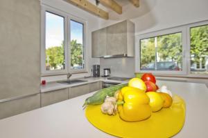 Kuchyň nebo kuchyňský kout v ubytování strandnah,modernes Haus mit eigener Sauna, Garten, Terrasse - Ferienhaus SagaSol
