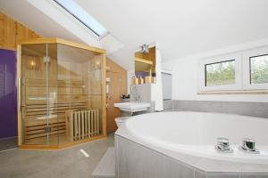 Koupelna v ubytování strandnah,modernes Haus mit eigener Sauna, Garten, Terrasse - Ferienhaus SagaSol + 15 fotografií