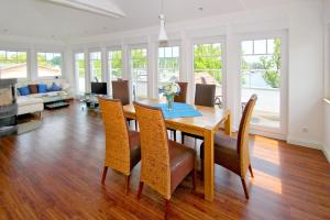 - une salle à manger avec une table et des chaises dans l'établissement hafennahe Penthousewohnung mit Meerblick - Hafenresidenz Lauterbach FeWo 2-7, à Lauterbach