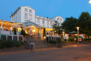 ein weißes Gebäude mit einer Treppe davor in der Unterkunft gratis Nutzung vom AHOI Erlebnisbad und Sauna in Sellin - Kurhaus Nordstrand FeWo 44 in Göhren