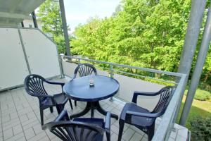 Ein Balkon oder eine Terrasse in der Unterkunft strandnah, Balkon, AHOI Erlebnisbad gratis in Sellin - Strandresidenz Brandenburg FeWo 14