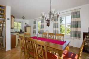 ein Esszimmer und eine Küche mit Tisch und Stühlen in der Unterkunft strandnahe Idylle am Meer, private Badestelle, Strandkorb - Gutshof Ostseeblick in Neuendorf