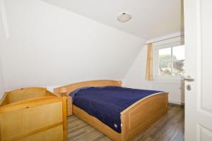 ein Schlafzimmer mit einem Bett und einem Fenster in der Unterkunft strandnahe Idylle am Meer, private Badestelle, Strandkorb - Gutshof Ostseeblick in Neuendorf