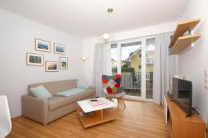 Et tv og/eller underholdning på Balkon, gratis Nutzung vom AHOI Erlebnisbad und Sauna in Sellin - Villa Karola FeWo 04