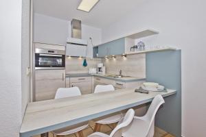 Køkken eller tekøkken på Balkon, gratis Nutzung vom AHOI Erlebnisbad und Sauna in Sellin - Villa Karola FeWo 04