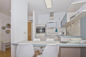 Køkken eller tekøkken på Balkon, gratis Nutzung vom AHOI Erlebnisbad und Sauna in Sellin - Villa Karola FeWo 04 + 12 billeder