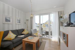 Et tv og/eller underholdning på Balkon, gratis Nutzung vom AHOI Erlebnisbad und Sauna in Sellin - Villa Karola FeWo 12