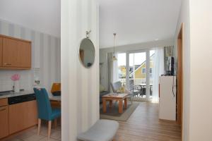 Køkken eller tekøkken på Balkon, gratis Nutzung vom AHOI Erlebnisbad und Sauna in Sellin - Villa Karola FeWo 12