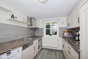 Kuchyň nebo kuchyňský kout v ubytování strandnahe Idylle am Meer, private Badestelle mit Strandkorb - Gutshof Ostseeblick FeWo Nr 02 + 11 fotografií