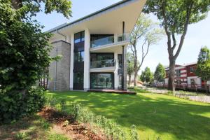 een huis met een groen gazon ervoor bij hafennahe Ferienwohnung im Erdgeschoss mit Terrasse - Haus Hafenkieker FeWo 02 in Lauterbach