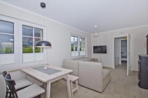 TV a/nebo společenská místnost v ubytování ruhige Lage nah am Meer, Gartennutzung - Ferienhaus Auszeit FeWo 02