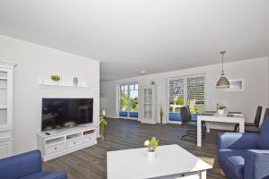 Μια τηλεόραση ή/και κέντρο ψυχαγωγίας στο gemütliche Ferienwohnung mit Terrasse und Garten - Ferienhaus Zaunkönig FeWo EG