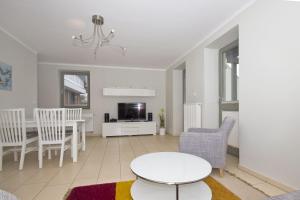 TV a/nebo společenská místnost v ubytování Balkon mit Meerblick, ruhige Lage - Ferienhaus Distelfink FeWo 02