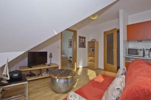 a living room with a couch and a table at ruhige Lage und mit Gartennutzung, nah am Meer - Höftresidenz FeWo 25 in Alt Reddevitz
