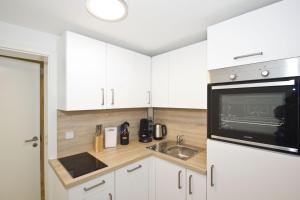 Kuchyň nebo kuchyňský kout v ubytování moderne Ferienwohnung mit Sauna und Terrasse - Ferienresidenz Zwei Bodden 112