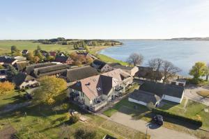 an aerial view of a house with the water at ruhige Lage und mit Gartennutzung, nah am Meer - Höftresidenz FeWo 25 in Alt Reddevitz +10 photos