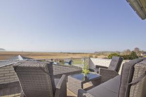 Ein Sitzbereich in der Unterkunft Balkon mit Meerblick, ruhige Lage - Ferienhaus Distelfink FeWo 01