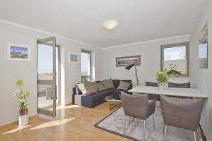 Ein Sitzbereich in der Unterkunft Balkon mit Meerblick, ruhige Lage - Ferienhaus Distelfink FeWo 01
