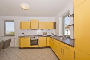 Küche/Küchenzeile in der Unterkunft Balkon mit Meerblick, ruhige Lage - Ferienhaus Distelfink FeWo 01