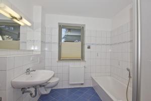 ein Badezimmer mit Waschbecken, Toilette und Badewanne in der Unterkunft Balkon mit Meerblick, ruhige Lage - Ferienhaus Distelfink FeWo 01 in Groß Zicker