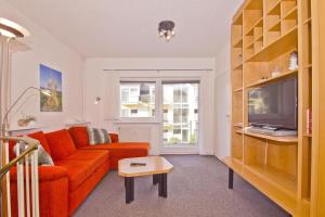 TV a/nebo společenská místnost v ubytování nur 100 m zum Strand, FeWo mit Balkon und Terrasse - App Eldena FeWo 04