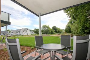 Ein Balkon oder eine Terrasse in der Unterkunft strandnahe FeWo mit Terrasse, gratis Nutzung vom AHOI Erlebnisbad und Sauna in Sellin - Rex Rugia FeWo 11-1