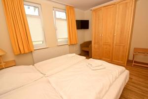 Tempat tidur dalam kamar di mit Meerblick und Balkon, gratis Nutzung vom AHOI Erlebnisbad und Sauna in Sellin - Meeresblick FeWo 35