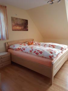 Un dormitorio con una cama con flores. en Ferienwohnung Sprauer, en Baiersbronn