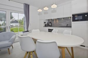 Η κουζίνα ή μικρή κουζίνα στο moderne Ferienwohnung mit eigener Terrasse - Haus Inselwind FeWo MEERglück