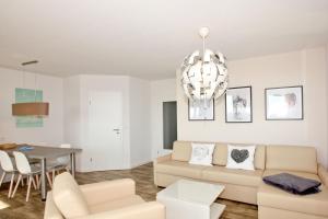 Posezení v ubytování mit Meerblick und Balkon, gratis Nutzung vom AHOI Erlebnisbad und Sauna in Sellin - Meeresblick FeWo 64