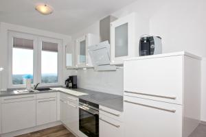 Kuchyň nebo kuchyňský kout v ubytování mit Meerblick und Balkon, gratis Nutzung vom AHOI Erlebnisbad und Sauna in Sellin - Meeresblick FeWo 64