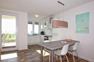 Kuchyň nebo kuchyňský kout v ubytování mit Meerblick und Balkon, gratis Nutzung vom AHOI Erlebnisbad und Sauna in Sellin - Meeresblick FeWo 64