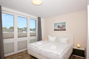 Postel nebo postele na pokoji v ubytování mit Meerblick und Balkon, gratis Nutzung vom AHOI Erlebnisbad und Sauna in Sellin - Meeresblick FeWo 64
