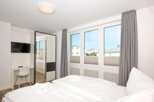 Postel nebo postele na pokoji v ubytování mit Meerblick und Balkon, gratis Nutzung vom AHOI Erlebnisbad und Sauna in Sellin - Meeresblick FeWo 64 + 15 fotografií