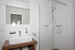 Koupelna v ubytování mit Meerblick und Balkon, gratis Nutzung vom AHOI Erlebnisbad und Sauna in Sellin - Meeresblick FeWo 64