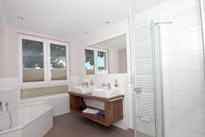 Koupelna v ubytování mit Meerblick und Balkon, gratis Nutzung vom AHOI Erlebnisbad und Sauna in Sellin - Meeresblick FeWo 64