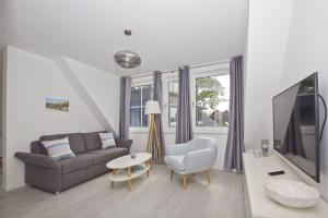 TV a/nebo společenská místnost v ubytování gratis Nutzung vom AHOI Erlebnisbad und Sauna in Sellin - Haus Inselwind FeWo MEERwellen