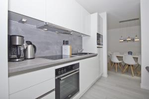 Kuchyň nebo kuchyňský kout v ubytování gratis Nutzung vom AHOI Erlebnisbad und Sauna in Sellin - Haus Inselwind FeWo MEERwellen