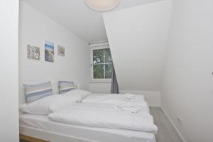 Postel nebo postele na pokoji v ubytování gratis Nutzung vom AHOI Erlebnisbad und Sauna in Sellin - Haus Inselwind FeWo MEERwellen + 10 fotografií