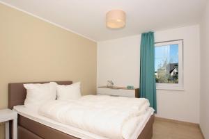 Postel nebo postele na pokoji v ubytování strandnahe FeWo mit Terrasse, gratis Nutzung vom AHOI Erlebnisbad und Sauna in Sellin - Rex Rugia FeWo 13-1 + 12 fotografií