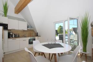 Kuchyň nebo kuchyňský kout v ubytování strandnahe FeWo mit Balkon, gratis Nutzung vom AHOI Erlebnisbad und Sauna in Sellin - Rex Rugia FeWo 13-5