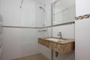 Koupelna v ubytování strandnahe FeWo mit Balkon, gratis Nutzung vom AHOI Erlebnisbad und Sauna in Sellin - Rex Rugia FeWo 13-5